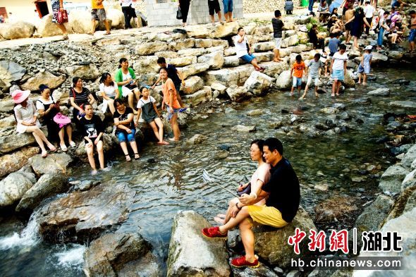 游客在五峰民宿间悠然自得(季卫民摄) 游客在五峰民宿间悠然自得(季卫民摄)