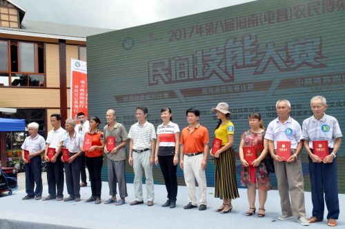 图为屯昌县委常委、宣传部长张议文（左七）、屯昌县副县长莫靡（右五）共同为农博会民间技能大赛获奖者颁奖。中国商报记者李祥 摄